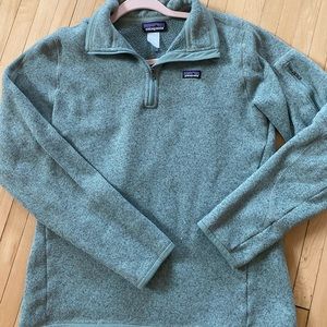 Women’s green Patagonia pullover size L